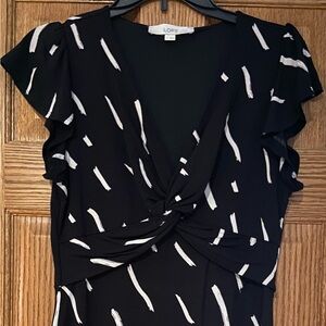 LOFT SHORT FLUTTER SLEEVE VNECK BLACK AND WHITE DRESS SIZE SMALL